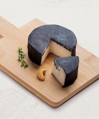 QUEIJO DE CORTE FERMENTADO DE CASTANHA DE CAJU DEFUMADO - 120G - QUEIJOS DA TERRA