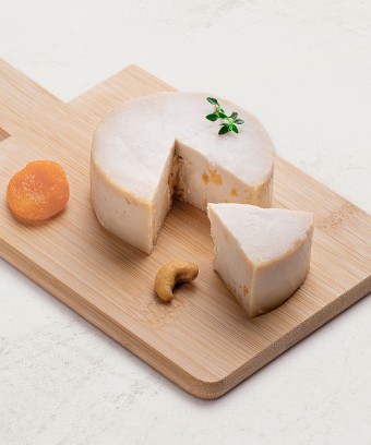 QUEIJO DE CORTE FERMENTADO DE CASTANHA DE CAJU TRUFADO COM DAMASCO - 120G - QUEIJOS DA TERRA