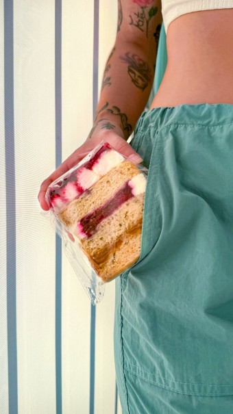 FATIA DE BOLO DE FRUTAS VERMELHAS - 200G - BABILÔNIA